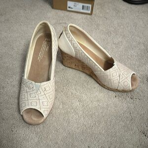 Size 8 1/2 W Toms quirk 3 inch wedge open toe Espredrille